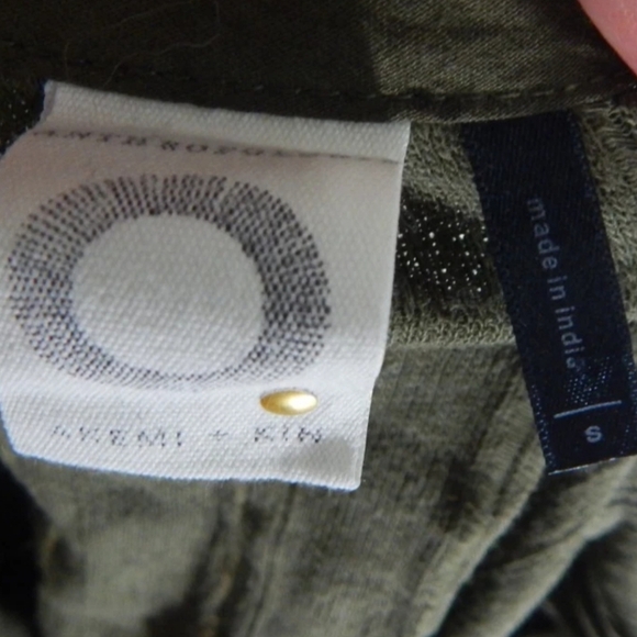 Akemi Kin Dandelion Floral Embroidered Top - Picture 3 of 4